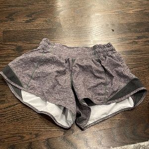 Lululemon Hotty Hot LR Shorts 2.5 Size 4 Heather Gray